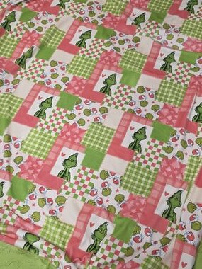 Grinch Patchwork Plush Throw Blanket - Pink & Green